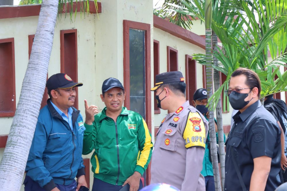 Kapolres Gresik Tenangkan Pendemo Secara Humanis dan Ingatkan Prokes