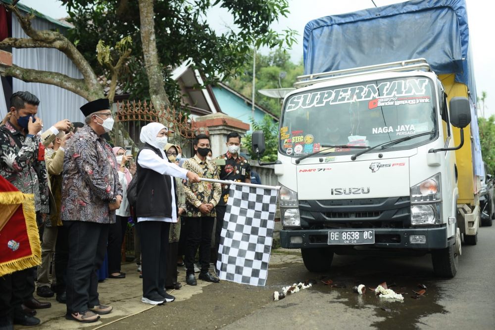 Gubernur Jatim Khofifah Indar Parawansa saat melepas Ekspor perdana kopi Excelsa Wonosalam ke Malaysia