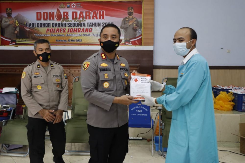 Kapolres Jombang AKBP Moh. Nur Hidayat setelah lakukan donor darah