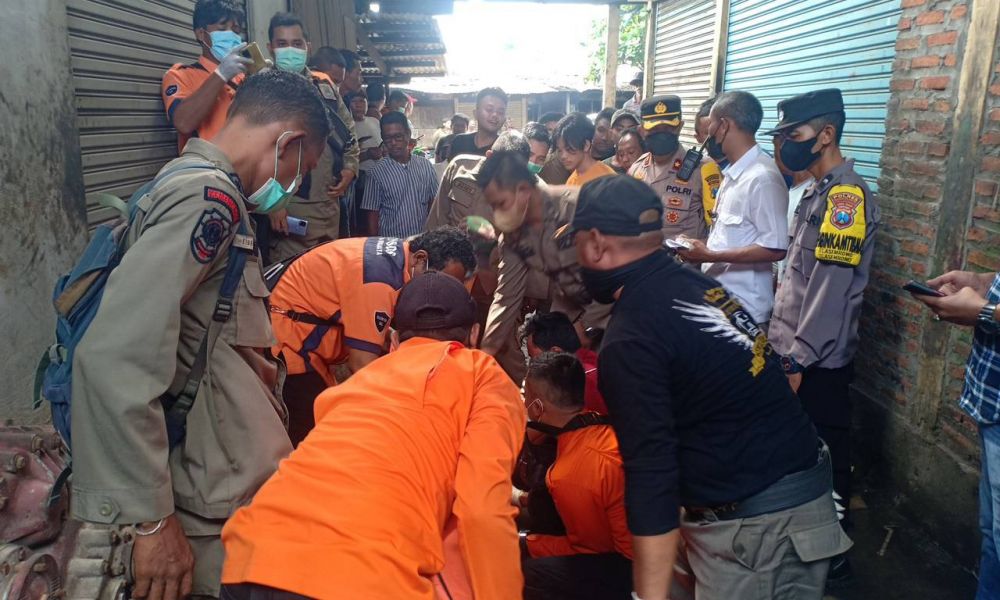 Evakuasi korban di TKP Pasar Loak Surabaya