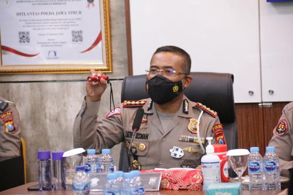 Dirlantas Polda Jatim Kombespol Latif Usman saat memberikan keterangan