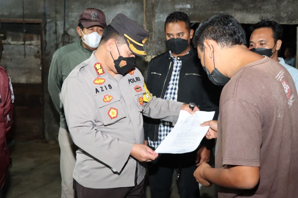 Kapolres Gresik AKBP Mochamad Nur Azis saat cek surat di salah satu RPH