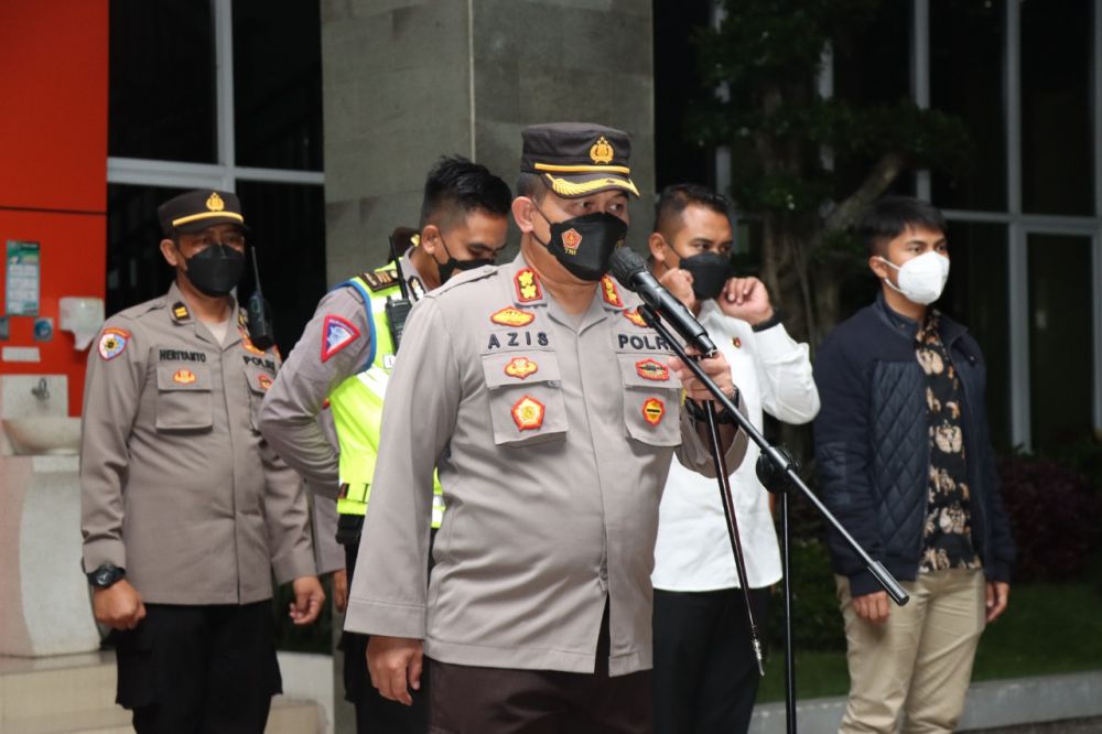 Kapolres Gresik AKBP Mochamad Nur Azis saat pimpin apel sebelum penyekatan