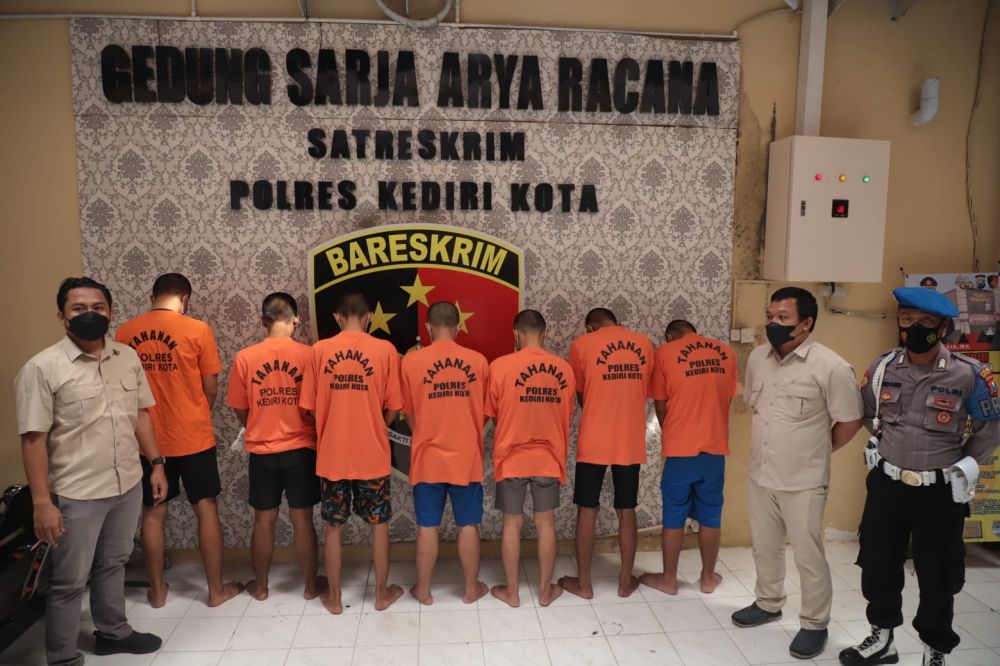 Tersangka diamankan Polres Kediri Kota beserta barang buktinya
