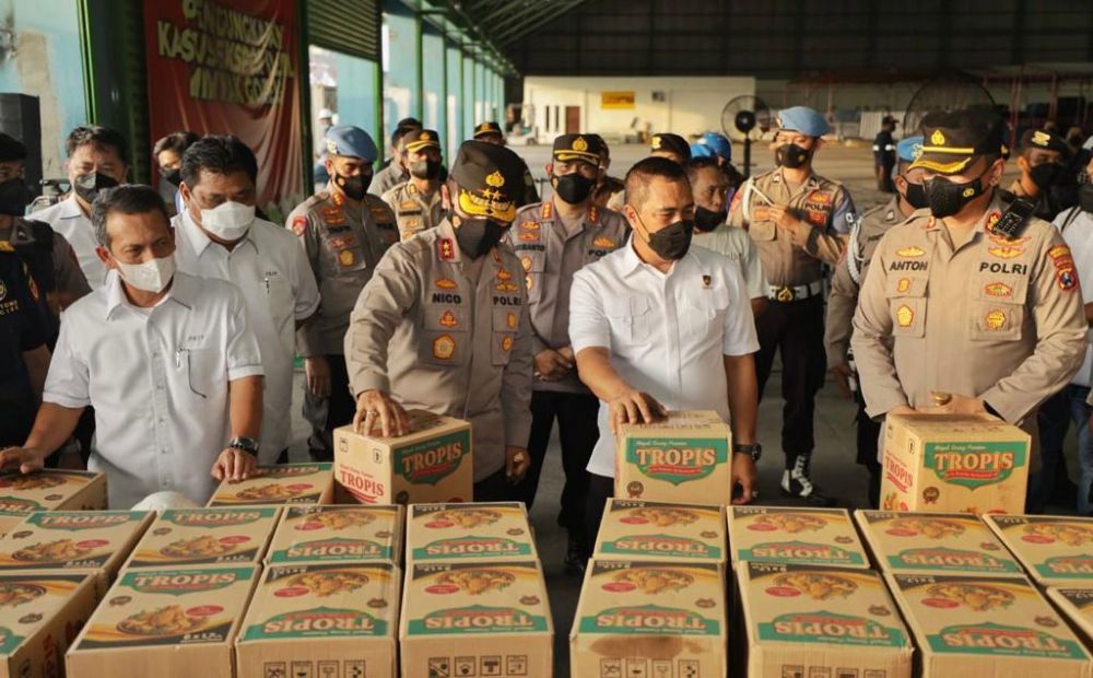 Kabareskrim Polri Komjen Agus Andrianto bersama Kapolda Jatim Irjen Pol Dr Nico Afinta didampingi Kapolres Pelabuhan Tanjung Perak AKBP Anton Elfrino Trisanto saat tinjau barang bukti