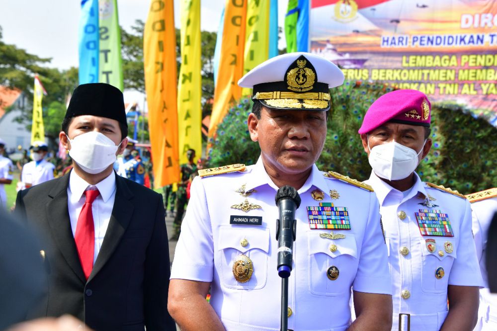 Wakasal Laksamana Madya TNI Ahmadi Heri Purwono didampingi Dankodiklatal Letjen TNI Marinir Suhartono bersama Wagub Emil Dardak saat memberikan keterangan