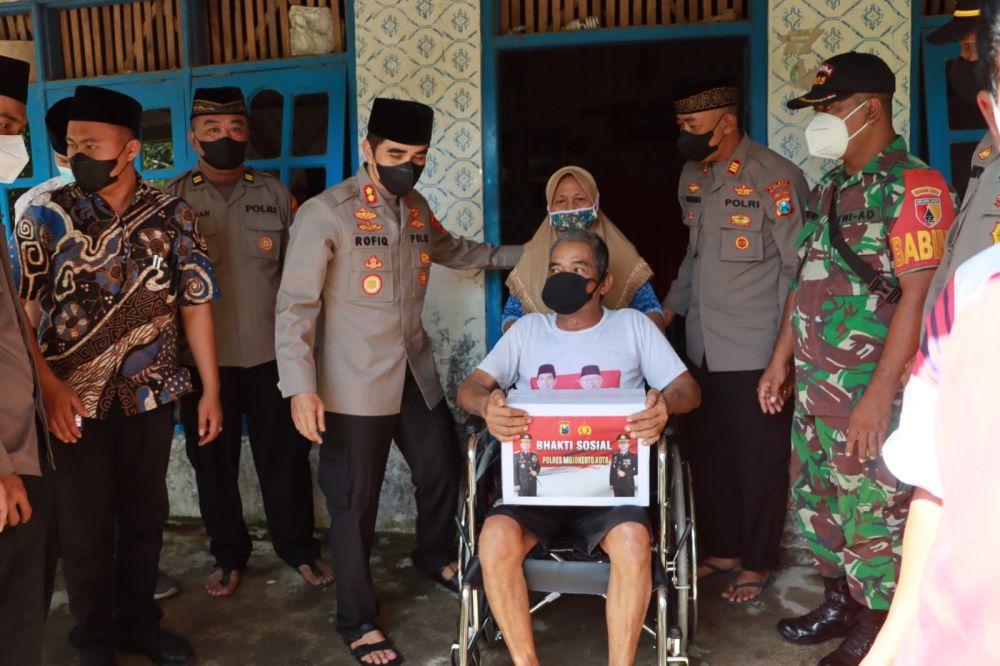 Kapolresta Mojokerto AKBP Rofiq Ripto Himawan saat lakukan JUBAH ke Mbah Sa'ir