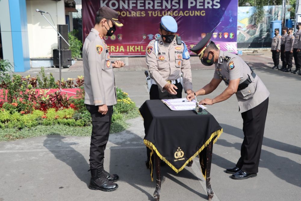 Kapolres Tulungagung AKBP Handono Subiakto saat pimpin Sertijab