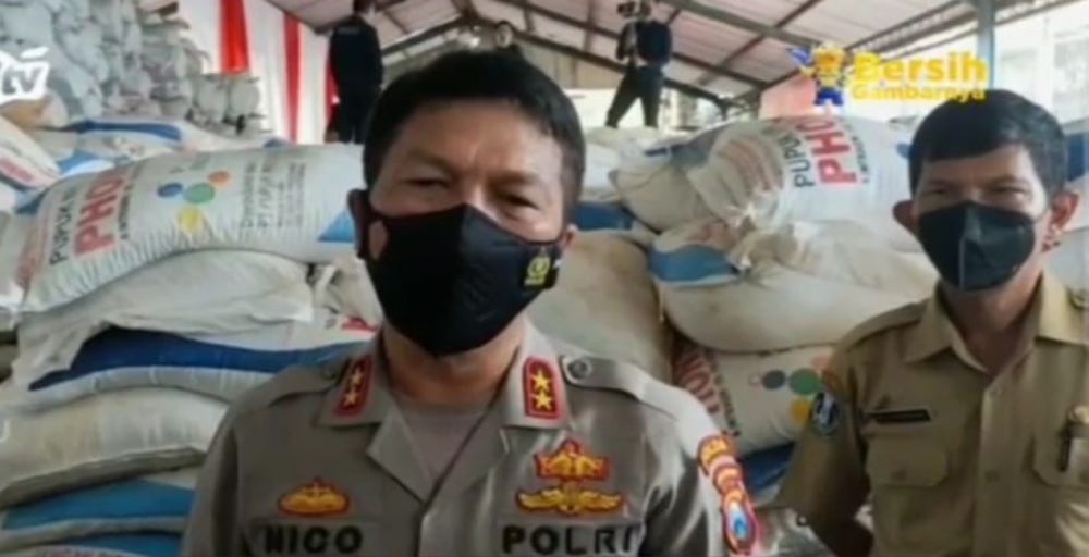 Kapolda Jatim Irjen Pol Dr Nico Afinta saat memberikan keterangan