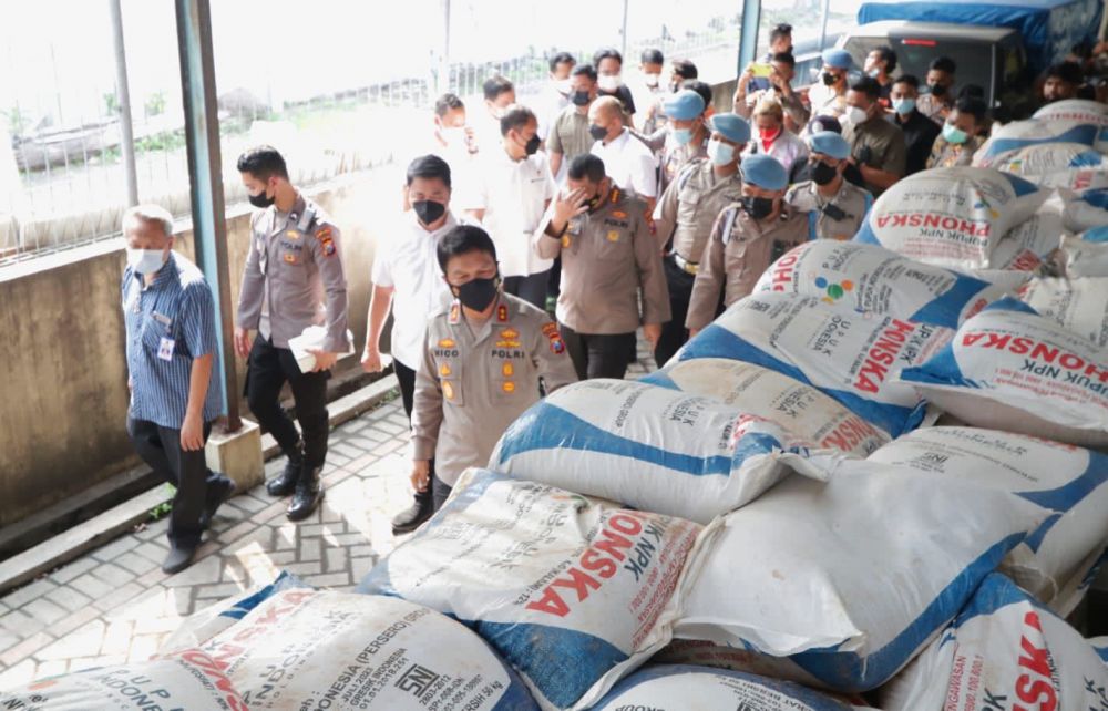 Kapolda Jatim Irjen Pol Dr Nico Afinta saat tinjau gudang pupuk