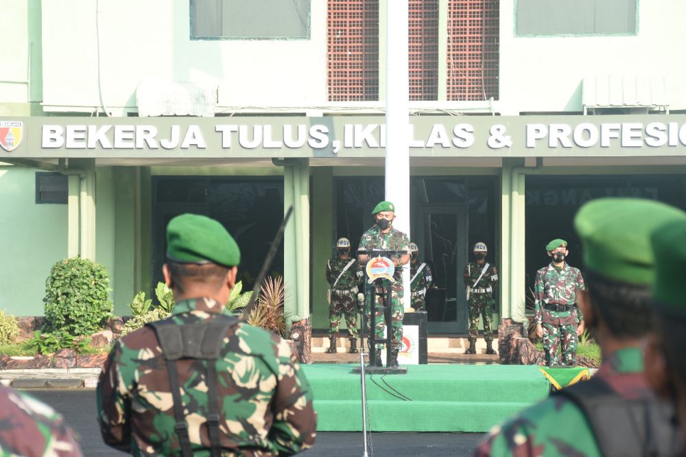 Kasrem Kolonel Inf H. Sugiyono saat pimpin upacara Bendera