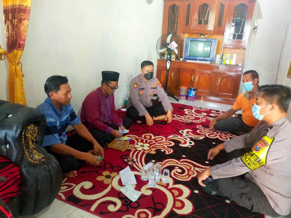 Bhabinkamtibmas Polres Gresik takziah ke rumah korban kecelakaan tol Sumo