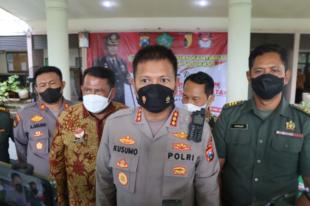 Kapolresta Sidoarjo Kombespol Kusumo Wahyu Bintoro saat memberikan keterangan