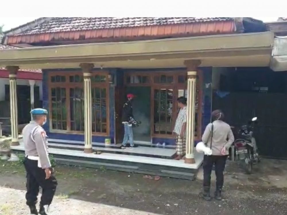 Bhabinkamtibmas Polres Probolinggo saat lakukan Fogging di rumah warga