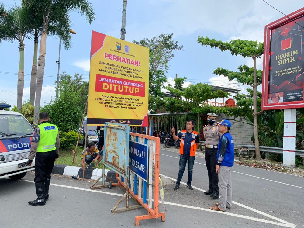 Satlantas Polres Bojonegoro lakukan pengalihan arus jembatan glendeng