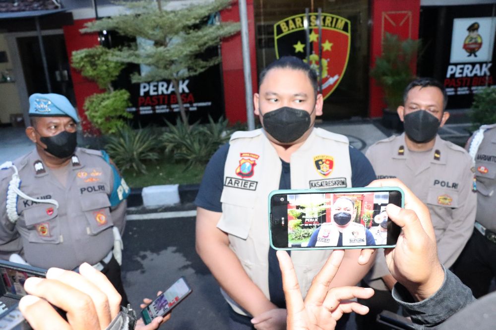 Kasat Reskrim Polres Pelabuhan Tanjung Perak AKP Arief Rizky Wicaksana saat memberikan keterangan