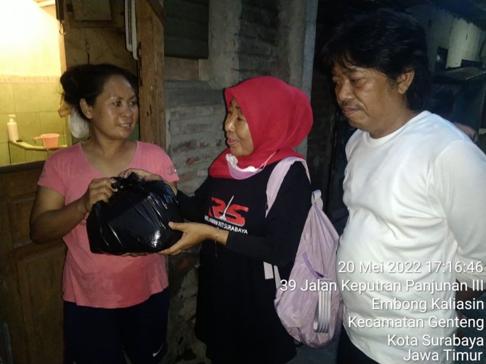 Anggota DPRD Kota Surabaya dari partai PDIP H. Budi Leksono didampingi calon legislatif Indrawasih saat memberikan bantuan ke warga kurang mampu