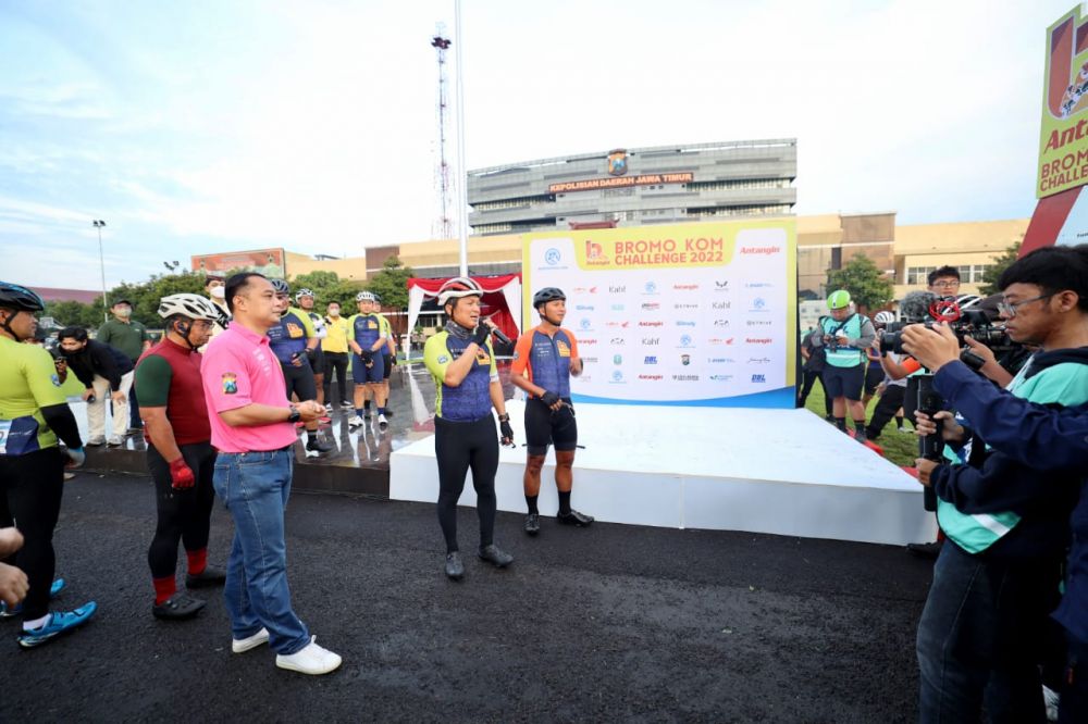 Kapolda Jatim Irjen Pol Dr Nico Afinta saat melepas pesepeda