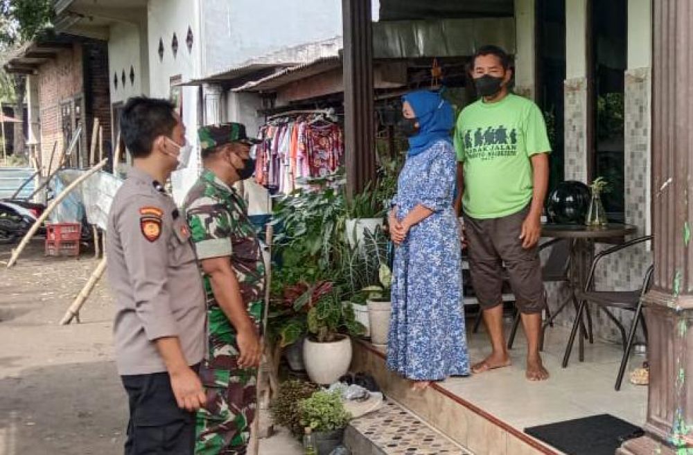 Bhabinkamtibmas Polres Gresik dan Babinsa Driyorejo saat sosialisasi terkait Kamtibmas