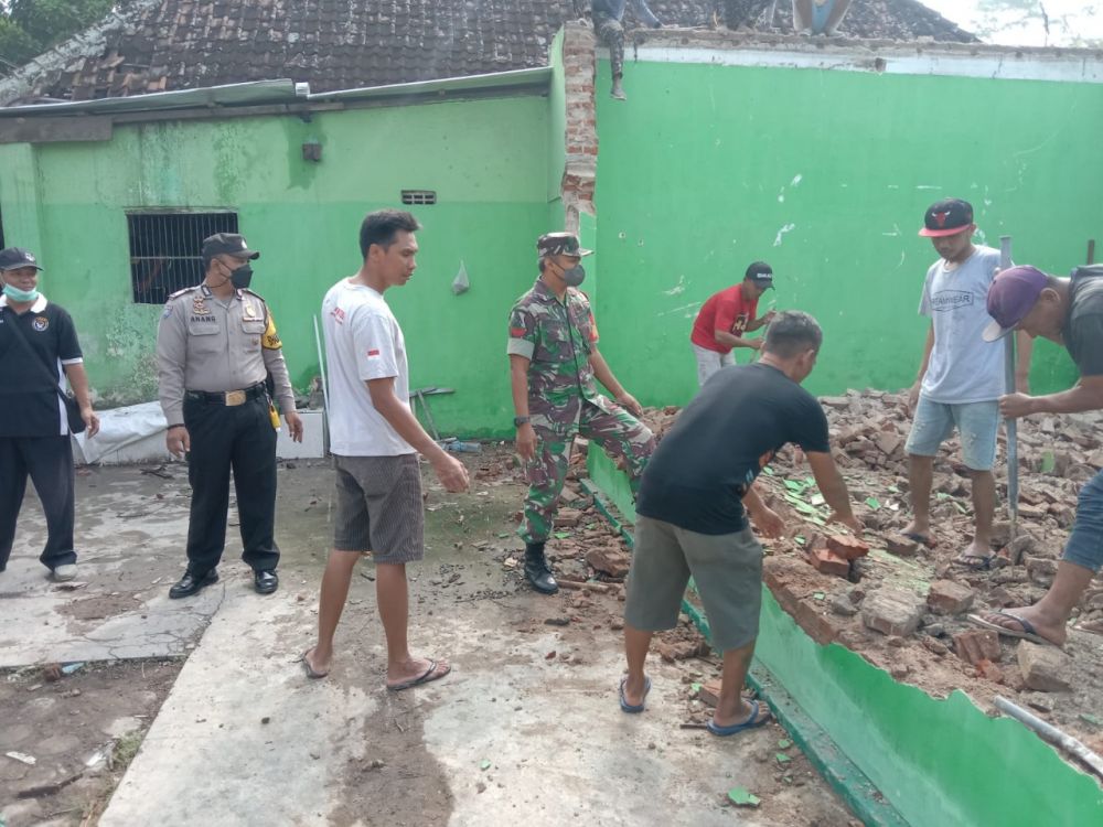 Paguyuban Pencak Silat bersama TNI-Polri kerja bakti membangun gedung NU