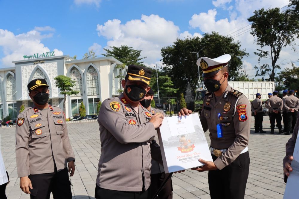 Kapolres Gresik AKBP Mochamad Nur Azis saat memberikan kado ulang tahun ke anggotanya