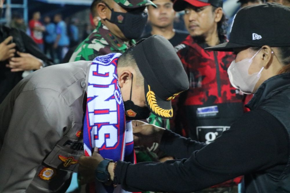 Kapolres Malang AKBP Ferli Hidayat saat mendapat apresiasi dari Aremania