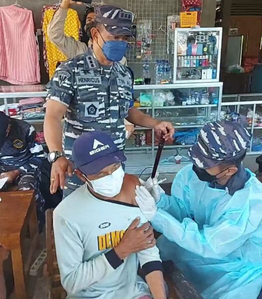 Danpusdiksus Kodikopsla Kodiklatal Kolonel Laut (P) Hendricus Prihantoko saat tinjau baksos