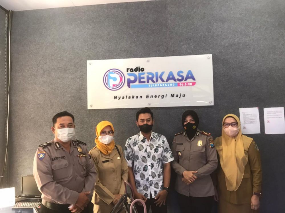 Polres Tulungagung saat sosialisasi terkait kolam ikan wajib di pasang jaring
