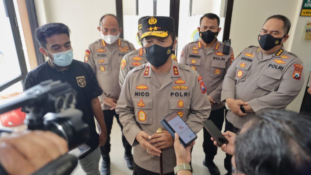 Kapolda Jatim Irjen Pol Dr Nico Afinta saat memberikan keterangan