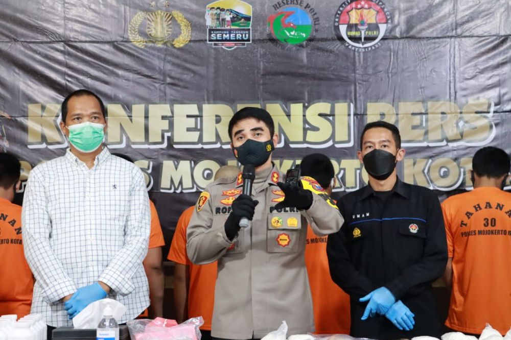 Kapolresta Mojokerto AKBP Rofiq Ripto Himawan saat memberikan keterangan 