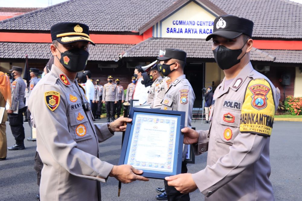 Bhabinkamtibmas Polsek Kaliwates Selamatkan Warga Hendak Bunuh Diri