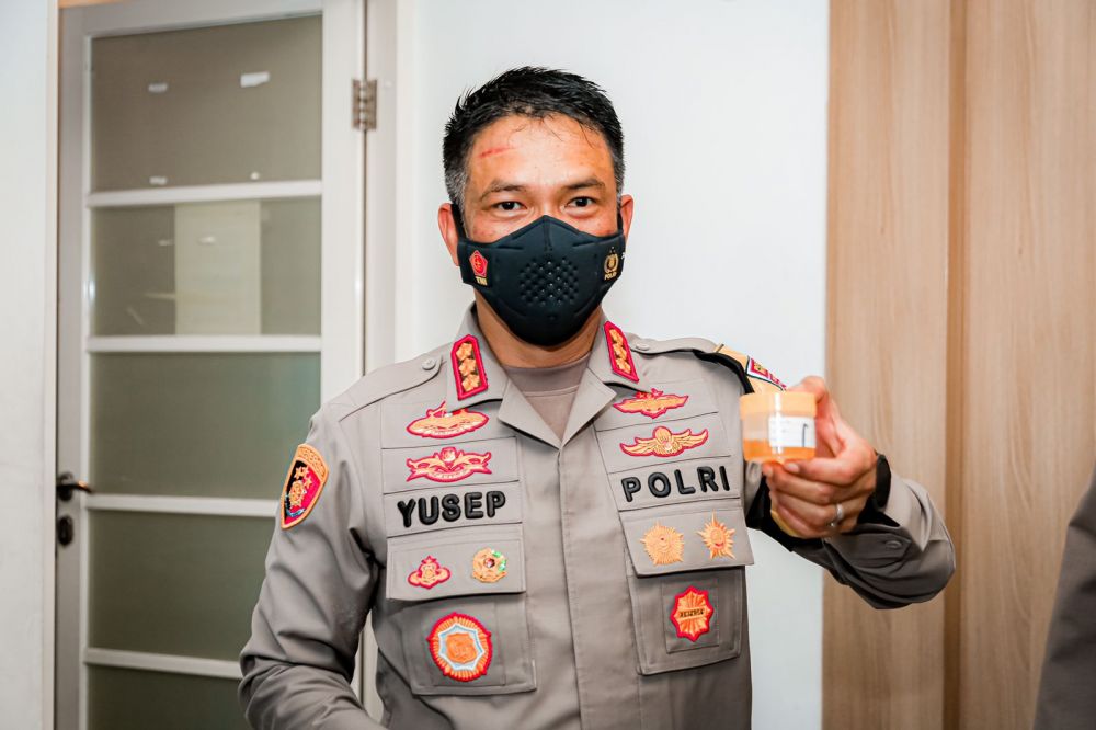 Kapolrestabes Surabaya Kombespol A. Yusep Gunawan saat lakukan tes urine dadakan