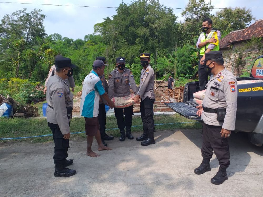 Akibat Hujan, Polisi di Ponorogo Tanggap Bencana dan Beri Bantuan Korban Tanah Longsor