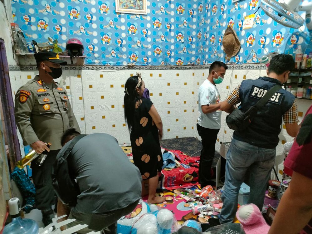 Polisi amankan 2 remaja putri saat menyembunyikan Miras dalam kamarnya