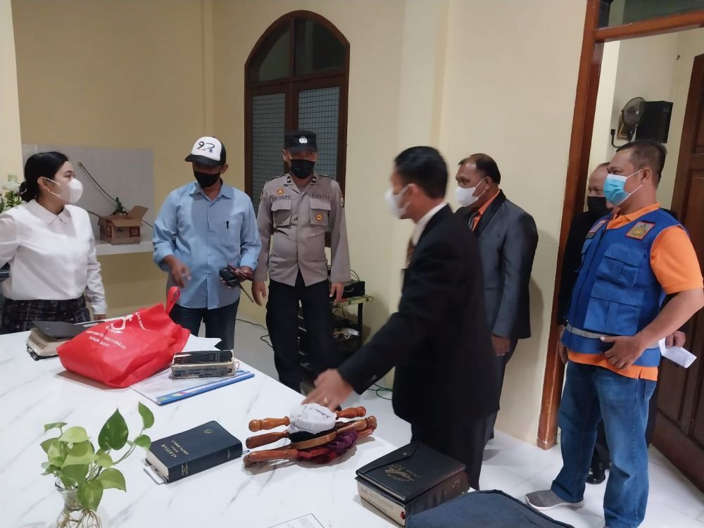 Polisi lakukan pengecekan dan pengamanan bagi jemaat memperingati ibadah Isa Al-Masih