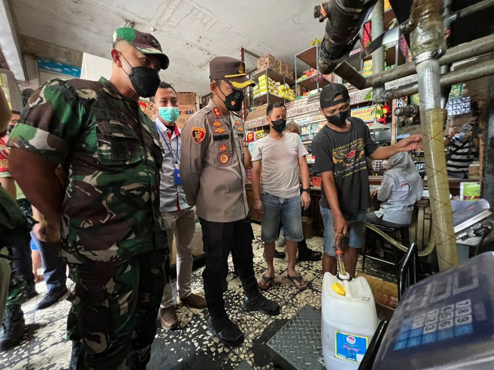 Kapolres Tulungagung AKBP Handono Subiakto bersama Dandim 0807 Tulungagung Letkol Inf Yoki Malinton tinjau pasar cek kelangkaan Migor