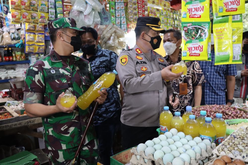 Kapolres Gresik AKBP Mochamad Nur Azis bersama Dandim 0817 Gresik Letkol Inf Taufik Ismail sidak pasar cek Migor