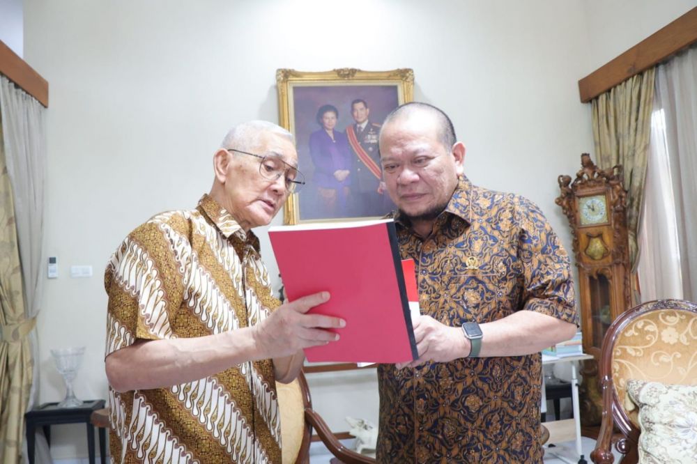 Ketua DPD RI AA LaNyalla Mahmud Mattalitti saat bertemu Wapres RI ke-6 Try Sutrisno