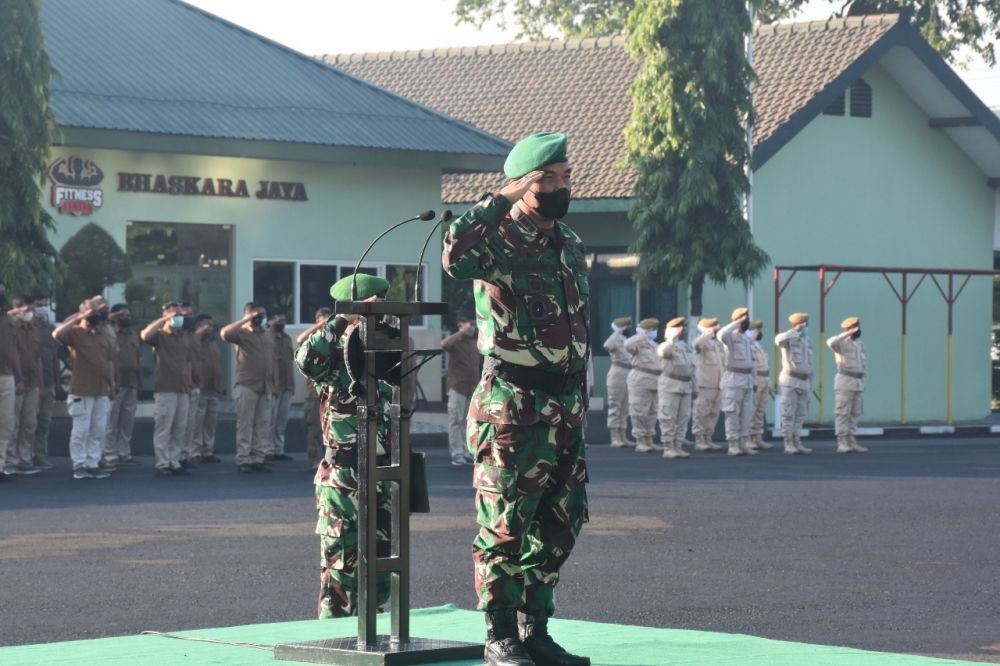 Inspektur upacara Kasi Intel Kasrem Kolonel Inf Corri Sigalingging