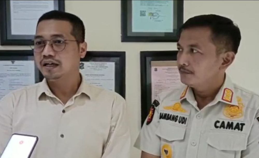 H. Ismail Hamzah pemilik pasar buah bersama Camat Asemrowo Bambang Udi Ukoro