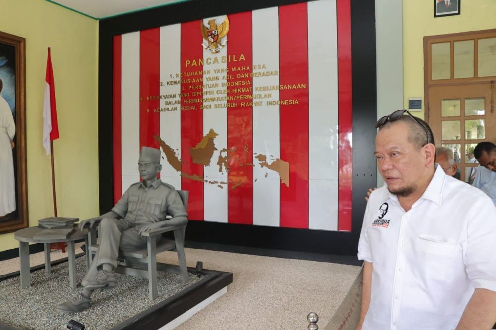 Ketua DPD RI AA LaNyalla Mahmud Mattalitti saat kunjungi monumen serambi Bung Karno di Ende