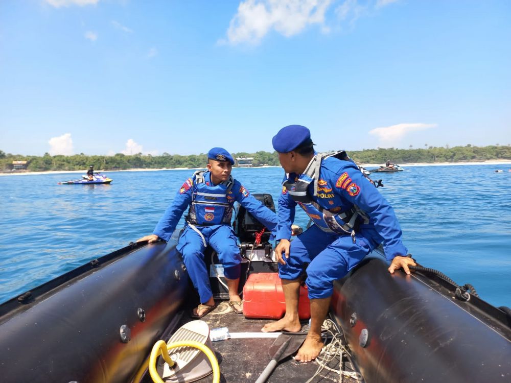 Satpolair Polresta Banyuwangi lakukan patroli pengamanan pantai Plengkung G-Land