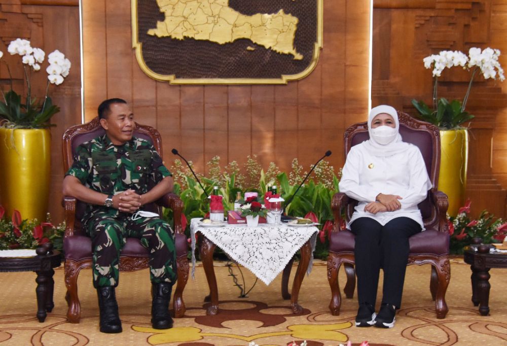 Dankodiklatal Letjen TNI Marinir Suhartono saat silaturahmi ke Gubernur Jatim Khofifah Indar Parawansa