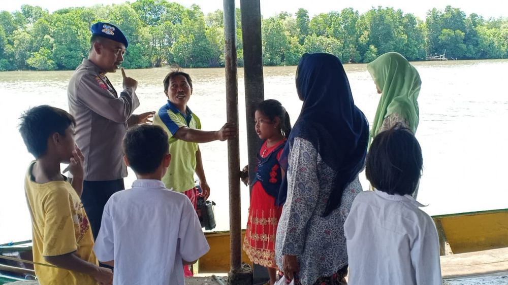 Satpolairud Polres Gresik lakukan sosialisasi terkait banjir rob di Mengare