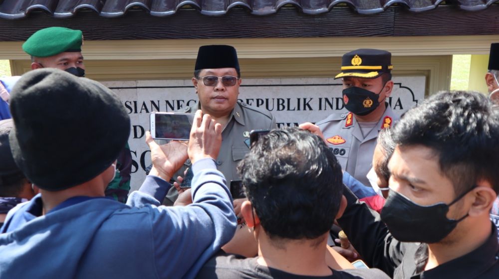 Kapolres Blitar Kota bersama perangkat Desa saat memberikan keterangan