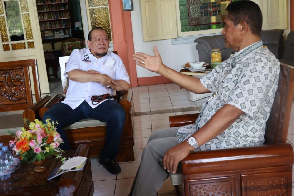Ketua DPD RI kunker di Kabupaten Ende, NTT. Dengan mengunjungi keuskupan agung Ende, ketua DPD RI hadir bersama senator asal NTT Angelius Wake Kako disambut uskup agung Ende Mgr. Vincentius Sensi Potokota dan wakil uskup RD. Yosep Daslan Moang Kabu (Vikje