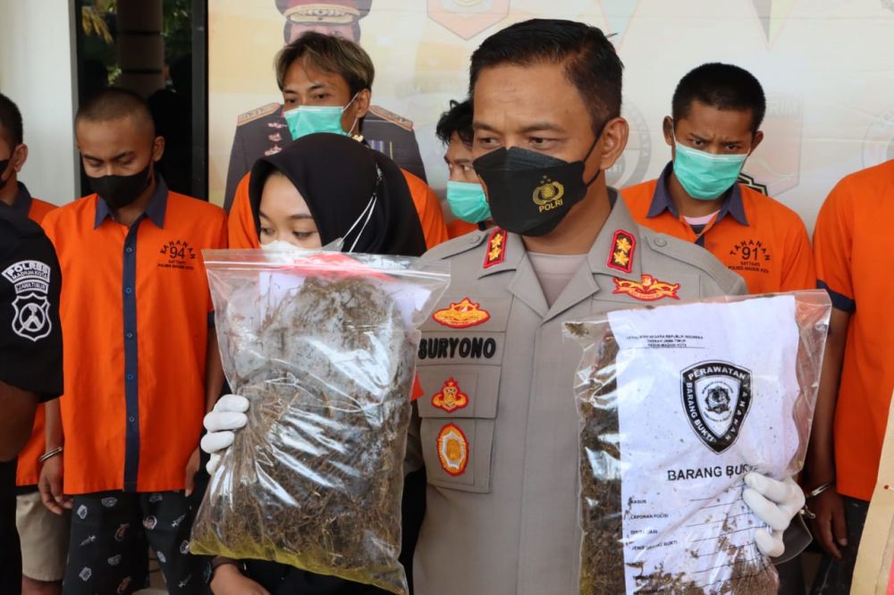 Kapolres Madiun Kota AKBP Suryono saat menunjukkan barang bukti dan tersangka