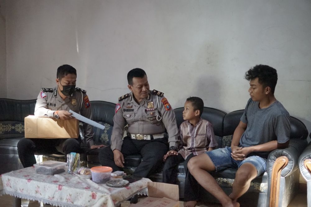 Satlantas Polres Ponorogo beri bantuan ke Mbah Marlin