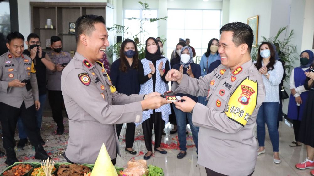Kapolres Gresik AKBP Mochamad Nur Azis saat terima kejutan dari Wakapolres Gresik Kompol Ari Galang