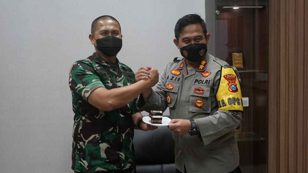Kapolres Gresik AKBP Mochamad Nur Azis mendapat surprise dari Dandim 0817 Gresik Letkol Inf Taufik Ismail